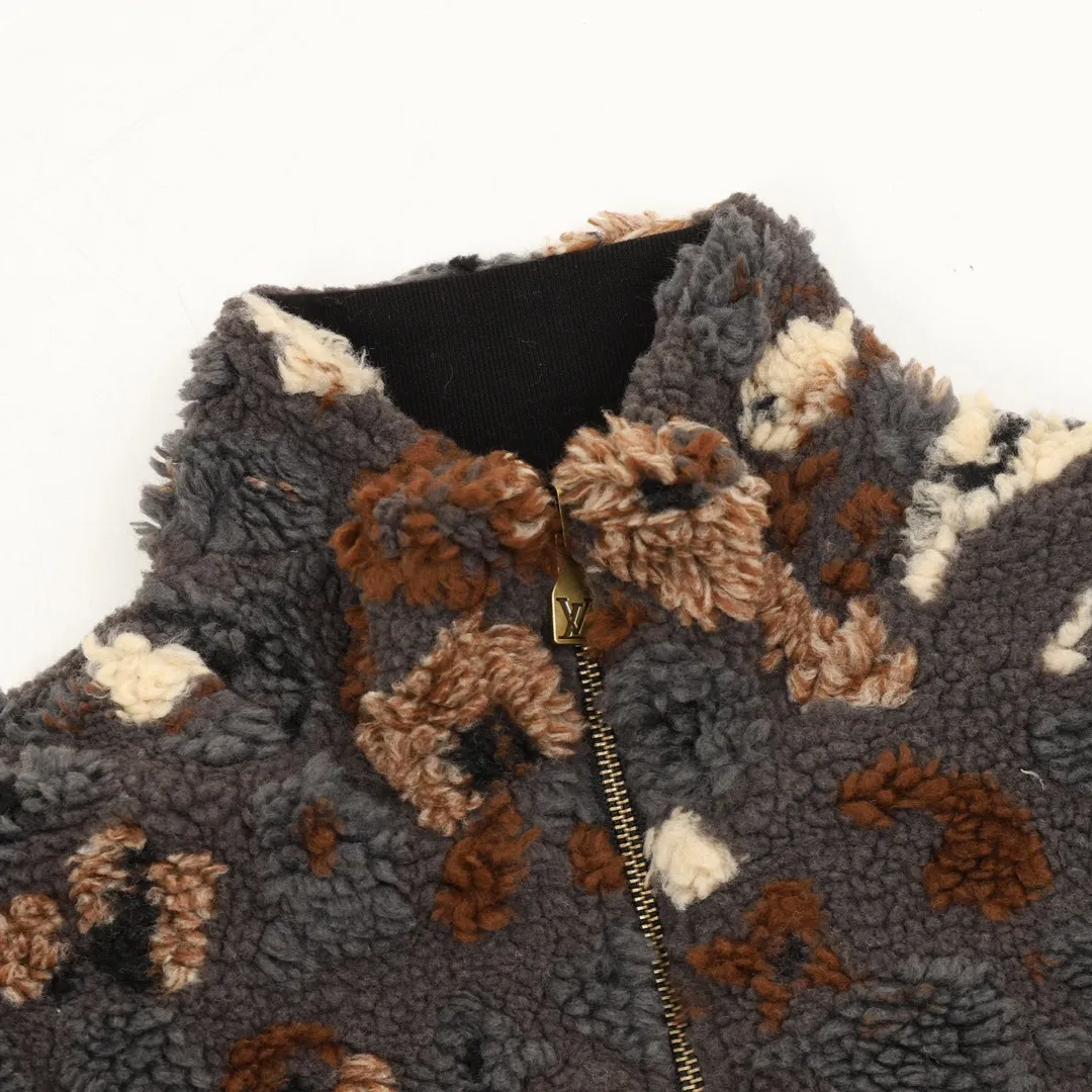 🅿️570 220Louis Vuitton & Nigo floral double-sided fleece sherpa jacket. The original version was purchased for 22200. It is made of 3D three-dimensional lamb wool. The light brown color of custom-woven nylon fabric is ordered and dyed according to the original version. It is comfortable to wear and doubles the thermal performance. The lapel stand-up collar has a two-wear zipper design, which is easy to put on and take off to change the style at will. One side is plush, soft and fashionable, and the gray and black base is embellished with round textures in autumn and winter colors, showing a natural moss-like atmosphere, which enhances the style of the outfit. The other side is smooth and cotton-covered, which has a better effect of keeping warm and cold in autumn and winter. With the leather label pattern, it gives a relaxed feeling when wearing it on the street. Unisex Size: XS-L